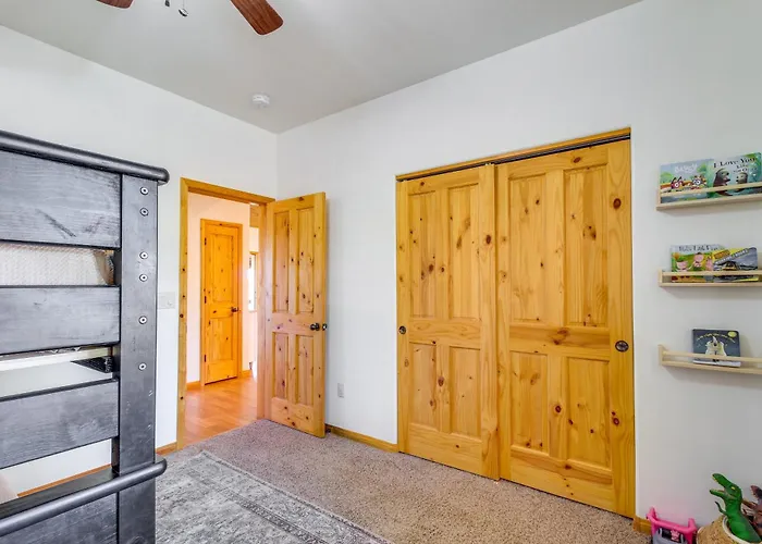 Сasa de vacaciones 1-acre Fenced Yard: Pet-friendly Show Cabin! *