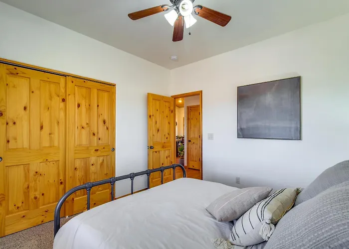 1-acre Fenced Yard: Pet-friendly Show Cabin! *