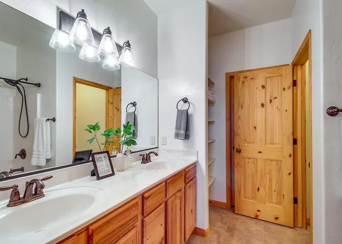 1-acre Fenced Yard: Pet-friendly Show Cabin! Show Low
