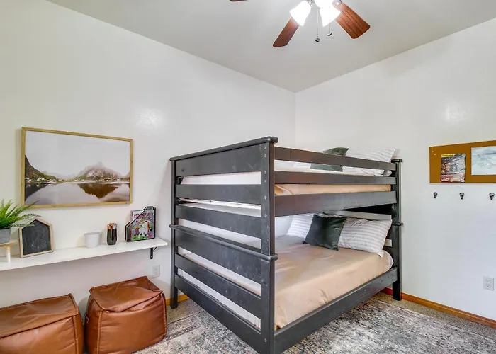 Сasa de vacaciones 1-acre Fenced Yard: Pet-friendly Show Cabin! *
