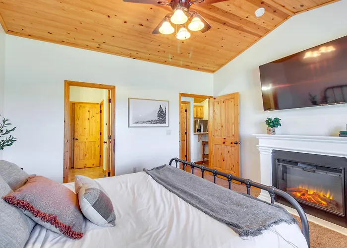 Сasa de vacaciones 1-acre Fenced Yard: Pet-friendly Show Cabin!