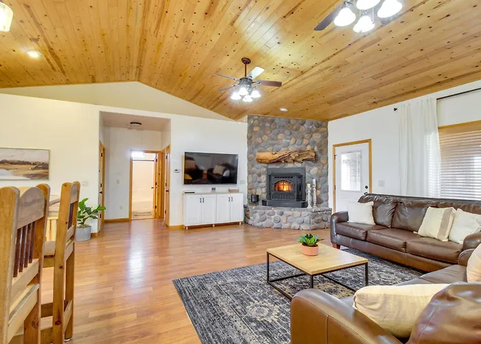 Сasa de vacaciones 1-acre Fenced Yard: Pet-friendly Show Cabin!