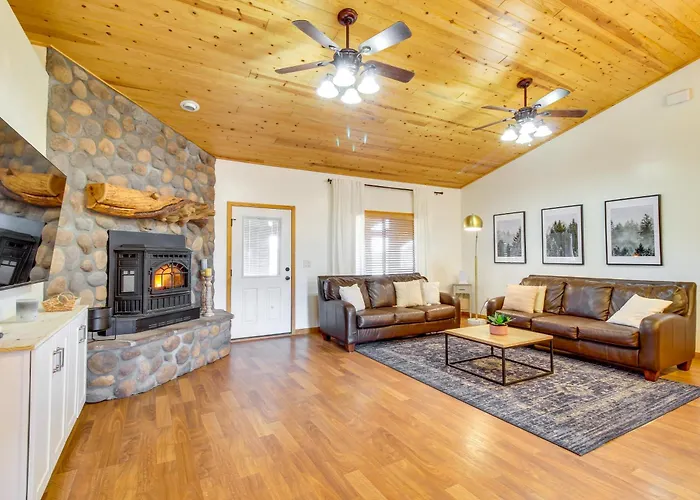 1-acre Fenced Yard: Pet-friendly Show Cabin! Сasa de vacaciones